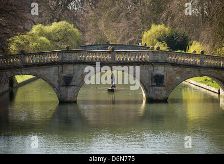 Punting a Cambridge nel Regno Unito. Xxi Aprile, 2013. La gente di Cambridge sono fuori sul fiume punting e godendo il sole come la primavera arriva finalmente. Credito: James Linsell-Clark/Alamy Live News Foto Stock