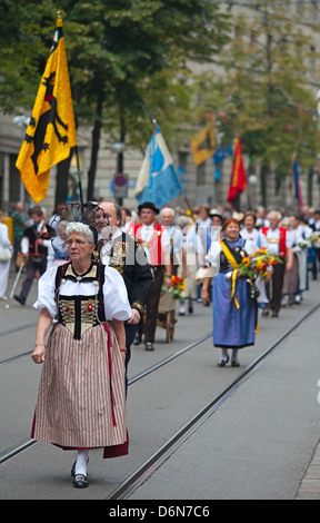 Zurigo - 1 agosto: Festa Nazionale svizzera sfilata il 1 agosto 2009 a Zurigo, Svizzera. Donna in costume storico. Foto Stock