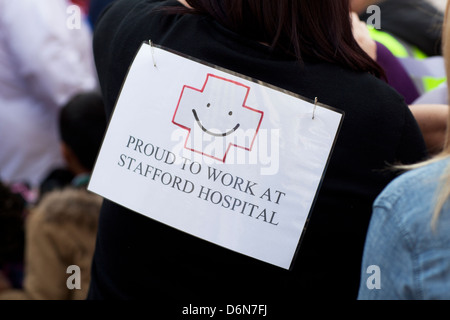 Manifestanti marzo attraverso Stafford contro i tagli ai servizi NHS a Stafford ospedale Foto Stock