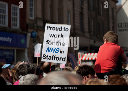 Manifestanti marzo attraverso Stafford contro i tagli ai servizi NHS a Stafford ospedale Foto Stock