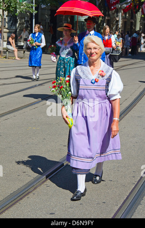 Zurigo - 1 agosto: Festa Nazionale svizzera sfilata il 1 agosto 2009 a Zurigo, Svizzera. Donna in costume storico. Foto Stock