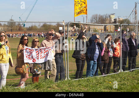 Spaectators guardando da dietro recinzioni di sicurezza l'inizio al VIRGIN LONDON MARATHON 2013 su Greenwich Park. Foto Stock