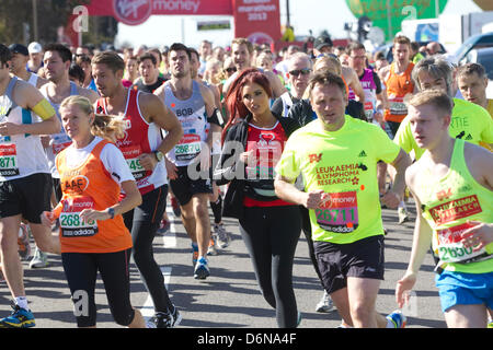 Virgin London Marathon 2013, il parco di Greenwich, London, Regno Unito XXI Aprile, 20113 corridori di lasciare l'inizio del verde Start alla VIRGIN LONDON MARATHON 2013. Foto Stock