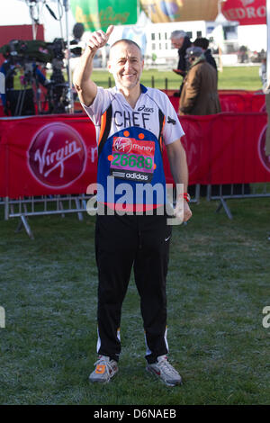 Virgin London Marathon 2013, il parco di Greenwich, London, Regno Unito XXI Aprile, 20113 Michelin Star Chef Michel Roux prima dell' inizio della Virgin London Marathon 2013. Foto Stock