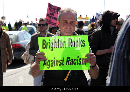 Brighton SUSSEX REGNO UNITO XXI Aprile 2013 - Anti fascisti tentare di distruggere un marzo per Inghilterra processione lungo Brighton Seafront oggi . La parata è stata pesantemente presidiate come hanno cercato di mantenere i due gruppi a prescindere fotografia scattata da Simon Dack/Alamy Live News Foto Stock