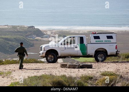 Un Custom e Pattuglia di Confine officer orologi il confine lungo la spiaggia di amicizia Febbraio 17, 2012 a San Diego, CA Foto Stock