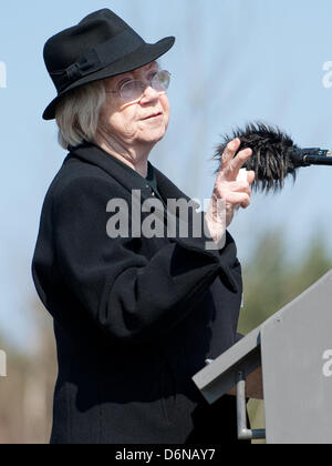 Ex presidente della Corte costituzionale federale tedesca Jutta Limbach prende parte ad una commemorazione in occasione dei 68 anni della liberazione in Bergen-Belsen, Germania, 21 aprile 2013. Più di 52.000 prigionieri e 20.000 prigionieri di guerra morirono nel campo da 1940 fino al 15 aprile 1945, quando i soldati britannici liberato il camp. Foto: PHILIPP SCHULZE Foto Stock