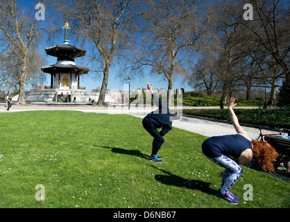 Persone che fanno di T'ai Chi esercita nel Parco di Battersea, Londra Foto Stock