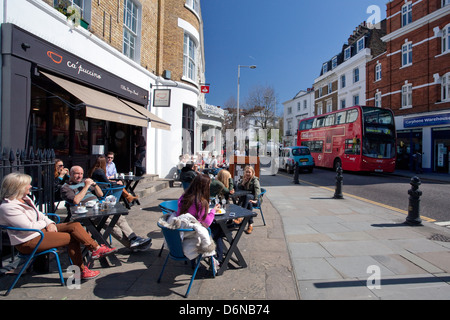 Cafe' sul marciapiede in King's Road, a Chelsea, Londra Foto Stock