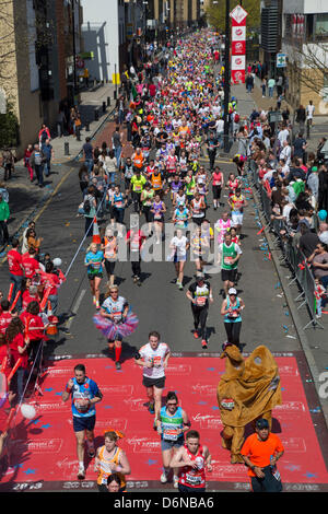 Londra, UK, 21 aprile 2013. Due maratona di Londra ai partecipanti in un cammello outfit malandato Westferry Road nella zona est di Londra. Credito: Sarah Peters/Alamy Live News Foto Stock