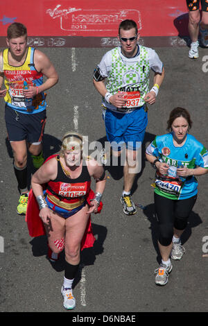 Londra, UK, 21 aprile 2013. Un runner vestito da donna di meraviglia prende parte alla VIRGIN LONDON MARATHON 2013. Credito: Sarah Peters/Alamy Live News Foto Stock