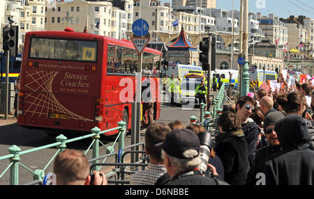 Brighton SUSSEX REGNO UNITO XXI Aprile 2013 - persone che frequentano i marzo per Inghilterra processione lungo Brighton Seafront oggi vengono portati in bus dal passato coloro che si oppongono a loro. La parata è stata pesantemente presidiate come hanno cercato di mantenere i due gruppi oltre Foto Stock