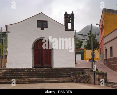 Chiesa parrocchiale di El Palmar, Tenerife Isole Canarie Spagna, nubi e pioggia è comune nel Monte del Agua area Foto Stock