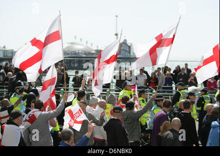 Brighton Sussex. Xxi Aprile, 2013. Estrema destra nazionalista marzo per Inghilterra tenere una San Giorgio il giorno di marzo in Brighton. Il mese di marzo è un convinto oppositore da anti fascista e gruppi locali che sostengono che il caso è solo una facciata per neo nazisti di parata attraverso la città. Credito: Martyn Wheatley/Alamy Live News Foto Stock