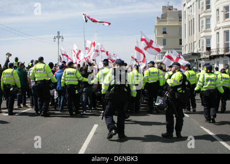 Brighton Sussex. Xxi Aprile, 2013. Estrema destra nazionalista marzo per Inghilterra tenere una San Giorgio il giorno di marzo in Brighton. Il mese di marzo è un convinto oppositore da anti fascista e gruppi locali che sostengono che il caso è solo una facciata per neo nazisti di parata attraverso la città. Credito: Martyn Wheatley/Alamy Live News Foto Stock