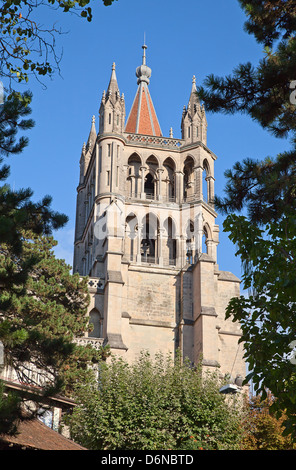 Antica cattedrale di Losanna, che domina il paesaggio urbano Foto Stock