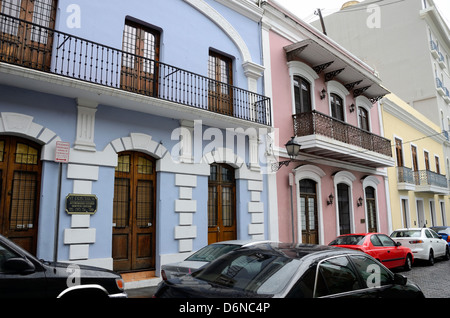 Gli edifici colorati e strada di ciottoli nella vecchia San Juan, Puerto Rico Foto Stock