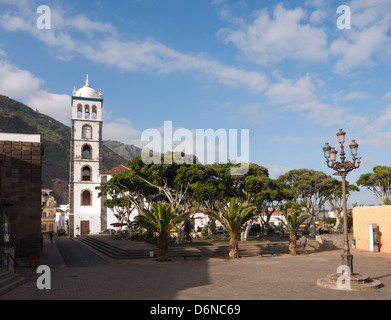 La piazza centrale in Garachico Tenerife Spagna con la Santa Ana chiesa Foto Stock