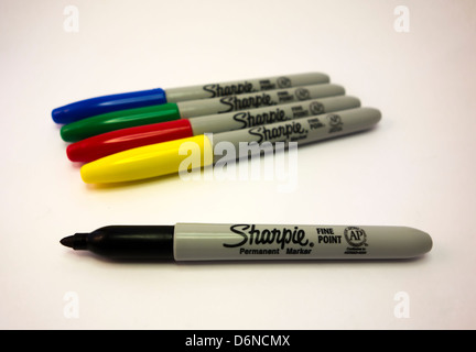 Sharpie marcatori permanenti su uno sfondo bianco. Pennarello nero nel  fuoco Foto stock - Alamy