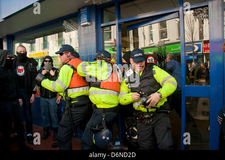 Brighton, Regno Unito. Xxi Aprile, 2013. Un disturbo si rompe come anarchici, anti-fascisti e di estrema destra per marzo Inghilterra manifestanti si scontrano con la polizia. Foto Stock