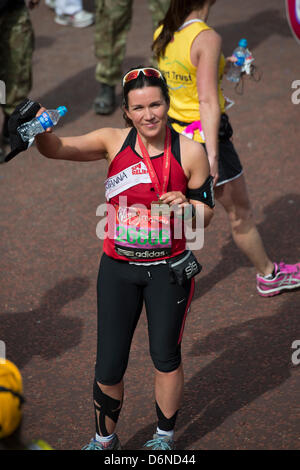 Lettore di News e presentatore, Susanna Reid, mette in mostra la sua medaglia sul completamento del VIRGIN LONDON MARATHON 2013. Foto Stock