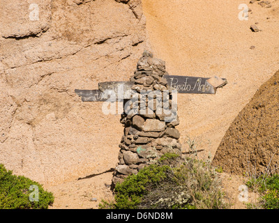 Vecchio cairn e combinata di orientamento che mostra le direzioni per gli escursionisti in Teno alto altopiano di montagna a Tenerife Spagna Foto Stock