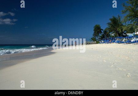 Bridgetown, Barbados, la spiaggia di sabbia della spiaggia di Dover nelle prime ore del mattino Foto Stock