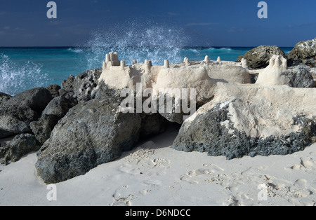 Dover, Barbados, costruita su una roccia corallina castello di sabbia sulla spiaggia di Dover Beach Foto Stock