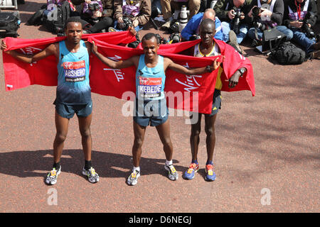 Londra, Regno Unito. Xxi Aprile 2013. Ayele Abshero, Tsegaye Kebede e Emmanuel Mutai posa per foto drappeggiati in Vergine asciugamani dopo la gara. David credito Mbiyu/Alamy Live News Foto Stock