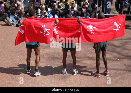 Londra, Regno Unito. Xxi Aprile 2013. Ayele Abshero, Tsegaye Kebede e Emmanuel Mutai posa per foto drappeggiati in Vergine asciugamani dopo la gara. David credito Mbiyu/Alamy Live News Foto Stock