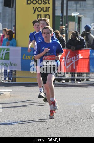 Westminster, Londra, Regno Unito. Xxi Aprile 2013. Un gruppo di ragazzi che eseguono la mini maratona. La Virgin London Marathon 2013. Credito Chattle Matteo/Alamy Live News Foto Stock