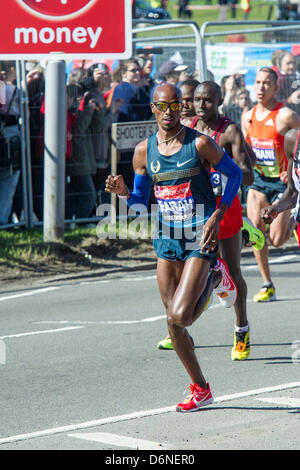 Londra, Regno Unito. Xxi Aprile, 2013. Mo Farah inizia la VIRGIN LONDON MARATHON da Greenwich al Mall via Canary Wharf. Foto Stock