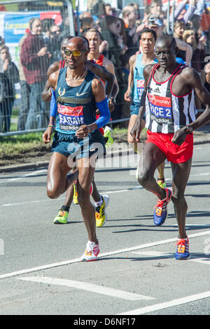 Londra, Regno Unito. Xxi Aprile, 2013. Mo Farah inizia la VIRGIN LONDON MARATHON da Greenwich al Mall via Canary Wharf. Foto Stock