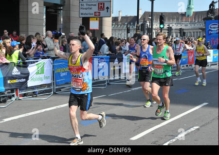 Westminster, Londra, Regno Unito. Xxi Aprile 2013. Guide e la folla alla maratona di Londra. La Virgin London Marathon 2013. Foto Stock