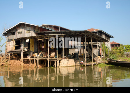 Tradizionale edificio di legno, costruito su palafitte sulle acque del Lago Inle Myanmar (Birmania) che vende il gasolio. Foto Stock