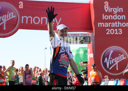 Londra, Regno Unito. Xxi Aprile, 2013. Celebrity chef Michel Roux visto a Blackheath all'inizio della Virgin London Marathon. David credito Mbiyu/Alamy Live News Foto Stock