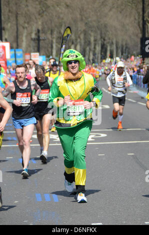 Maratona di Londra 2013: i concorrenti Foto Stock