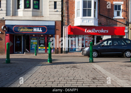 William Hill e Ladbrokes negozi di scommesse in Heanor, Derbyshire, England, Regno Unito Foto Stock