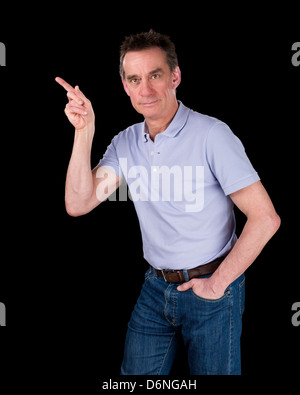 Bella la mezza età uomo rivolta a qualcosa di sfondo nero Foto Stock