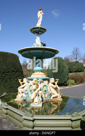 Fontana di ferro Château Impney Droitwich Spa Worcestershire Inghilterra REGNO UNITO Foto Stock