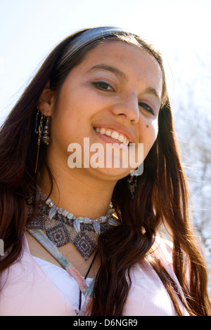 Attraente ispanica girl teen che partecipano ai festeggiamenti. MayDay Parade Festival e Minneapolis Minnesota MN USA Foto Stock