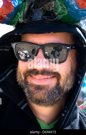 Ritratto di un felice barbuto costume uomo maturo che partecipano al MayDay Parade Festival e Minneapolis Minnesota MN USA Foto Stock
