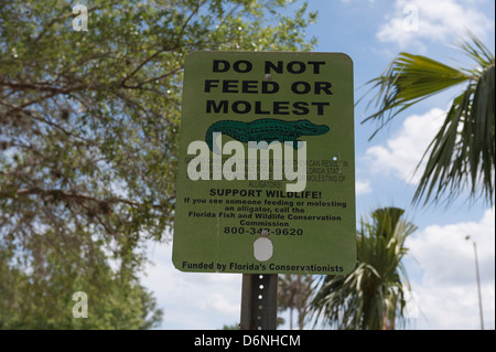 Un segnale di avvertimento situato lungo le rive del St.Johns fiume nella Florida Centrale USA Foto Stock
