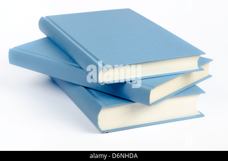 Tre libri blu su sfondo bianco Foto Stock