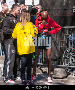 Londra, East Smithfield, 21 aprile 2013. Mo Farah, somale nato e Team GB di Olimpiadi doppia medaglia nel 5,000m e 000m a Londra 2012, indossa il suo sponsor felpa dopo aver terminato la sua corsa, appena prima di miglio 13. Prima della gara Farah aveva detto che egli ha voluto restare con la Elite Uomini Maratona fino a metà strada e ha fatto proprio questo. Foto Stock