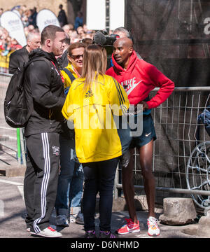 Londra, East Smithfield, 21 aprile 2013. Mo Farah, somale nato e Team GB di Olimpiadi doppia medaglia nel 5,000m e 000m a Londra 2012, indossa il suo sponsor felpa dopo aver terminato la sua corsa, appena prima di miglio 13. Prima della gara Farah aveva detto che egli ha voluto restare con la Elite Uomini Maratona fino a metà strada e ha fatto proprio questo. Foto Stock