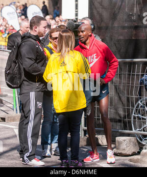 Londra, East Smithfield, 21 aprile 2013. Mo Farah, somale nato e Team GB di Olimpiadi doppia medaglia nel 5,000m e 000m a Londra 2012, indossa il suo sponsor felpa dopo aver terminato la sua corsa, appena prima di miglio 13. Prima della gara Farah aveva detto che egli ha voluto restare con la Elite Uomini Maratona fino a metà strada e ha fatto proprio questo. Foto Stock