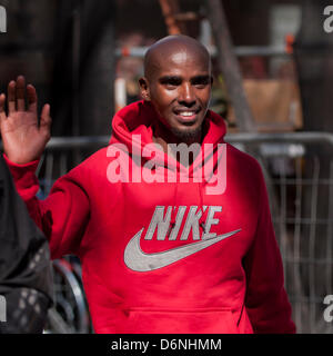 Londra, East Smithfield, 21 aprile 2013. Mo Farah, somale nato e Team GB di Olimpiadi doppia medaglia nel 5,000m e 000m a Londra 2012, indossa il suo sponsor felpa dopo aver terminato la sua corsa, appena prima di miglio 13. Prima della gara Farah aveva detto che egli ha voluto restare con la Elite Uomini Maratona fino a metà strada e ha fatto proprio questo. Foto Stock