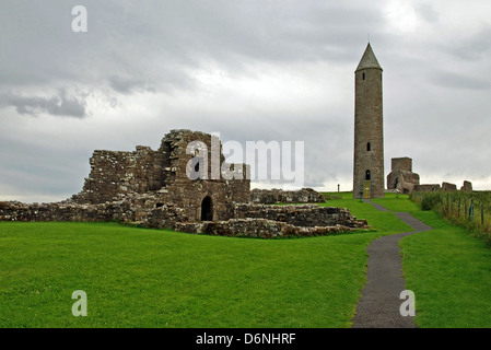 Devenish Island, sito monastico, St Marys Abbey, Round Tower, inferiore del Lough Erne, Irlanda del Nord, County Fermanagh Foto Stock