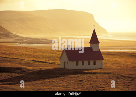 Tipica rurale Chiesa islandese in mare Costa. Inquadratura orizzontale Foto Stock